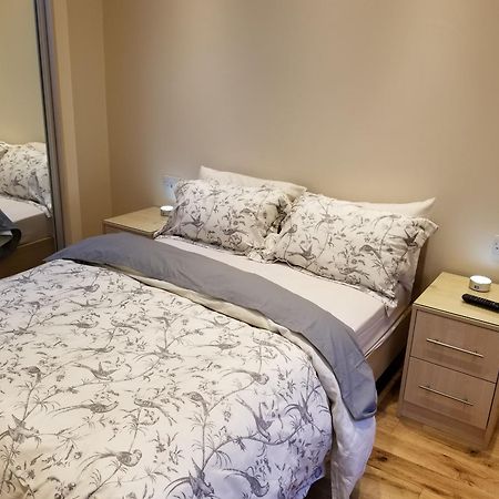 London Luxury Apartment 4 Bedroom Sleeps 12 People With 4 Bathrooms 1 Min Walk From Station Wanstead Exterior photo