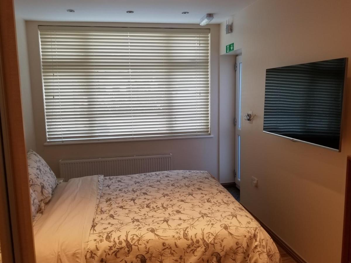 London Luxury Apartment 4 Bedroom Sleeps 12 People With 4 Bathrooms 1 Min Walk From Station Wanstead Exterior photo