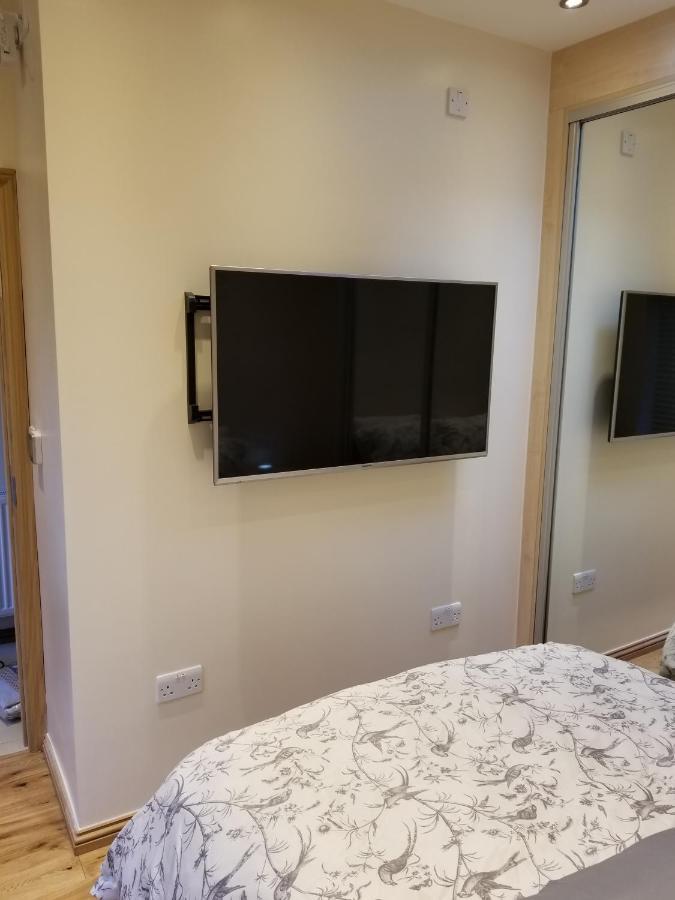 London Luxury Apartment 4 Bedroom Sleeps 12 People With 4 Bathrooms 1 Min Walk From Station Wanstead Exterior photo