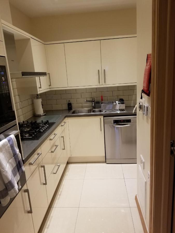 London Luxury Apartment 4 Bedroom Sleeps 12 People With 4 Bathrooms 1 Min Walk From Station Wanstead Exterior photo