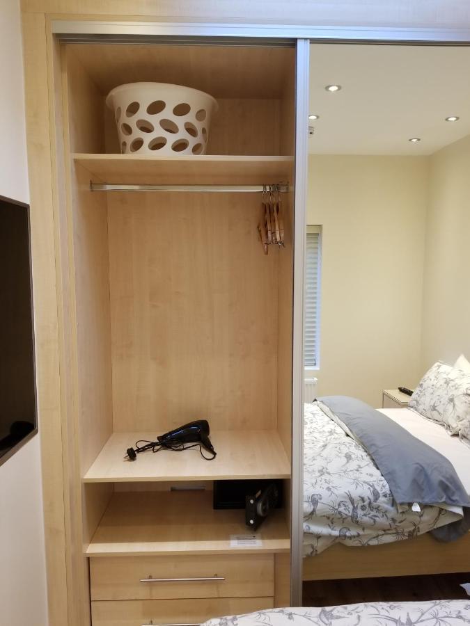 London Luxury Apartment 4 Bedroom Sleeps 12 People With 4 Bathrooms 1 Min Walk From Station Wanstead Exterior photo