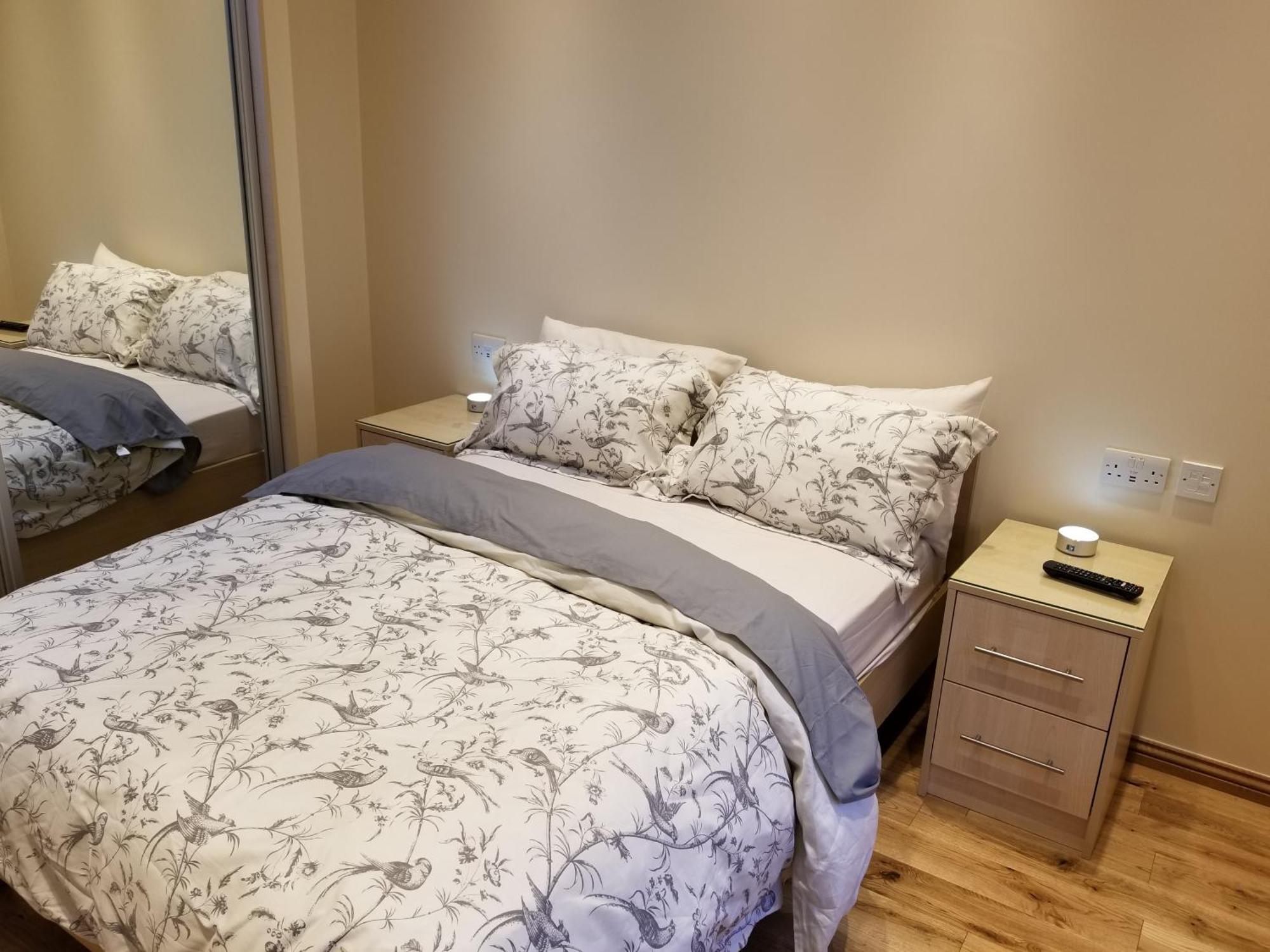 London Luxury Apartment 4 Bedroom Sleeps 12 People With 4 Bathrooms 1 Min Walk From Station Wanstead Exterior photo